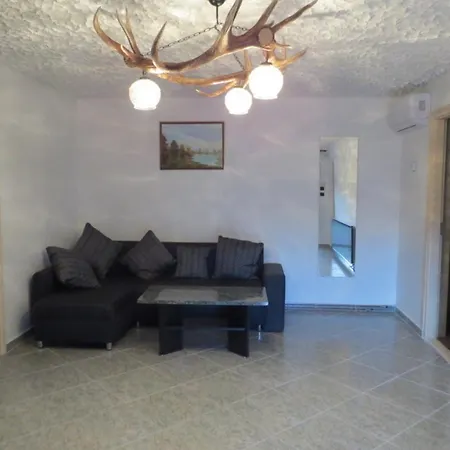 Lägenhet 4 Feroehelyes